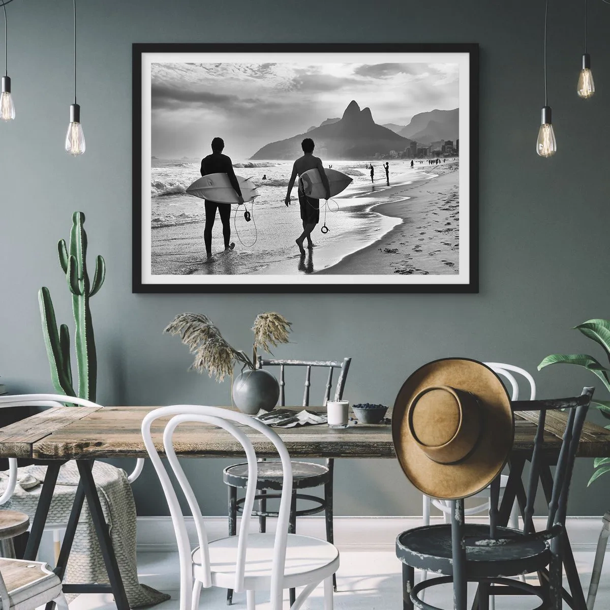 Poster in einem schwarzem Rahmen - Zwei Surfer laufen mit ihren schwarz-weißen Brettern am Strand entlang. - 70x50cm - Single-Wave-Samba - Moderne Wanddekoration für Wohnzimmer und Schlafzimmer ARTTOR