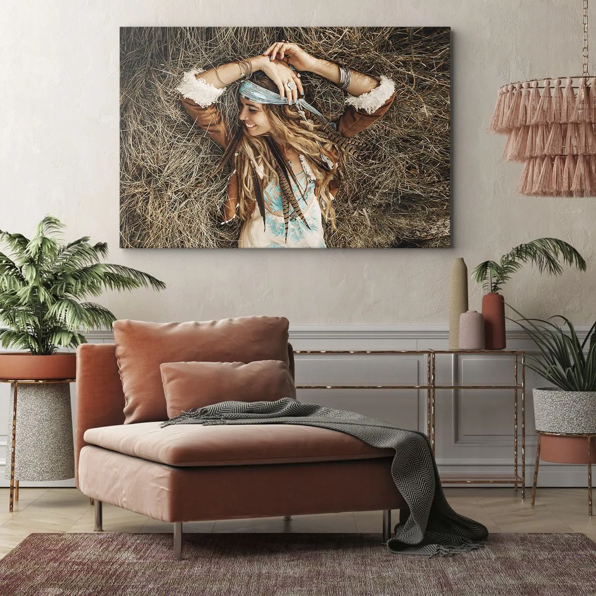 Bild auf Leinwand - Leinwandbild - Frau im Boho-Stil liegt auf Heu - 120x80cm - Auf dem Weg in den Sommer der Liebe - Moderne Wanddekoration für Wohnzimmer und Schlafzimmer ARTTOR