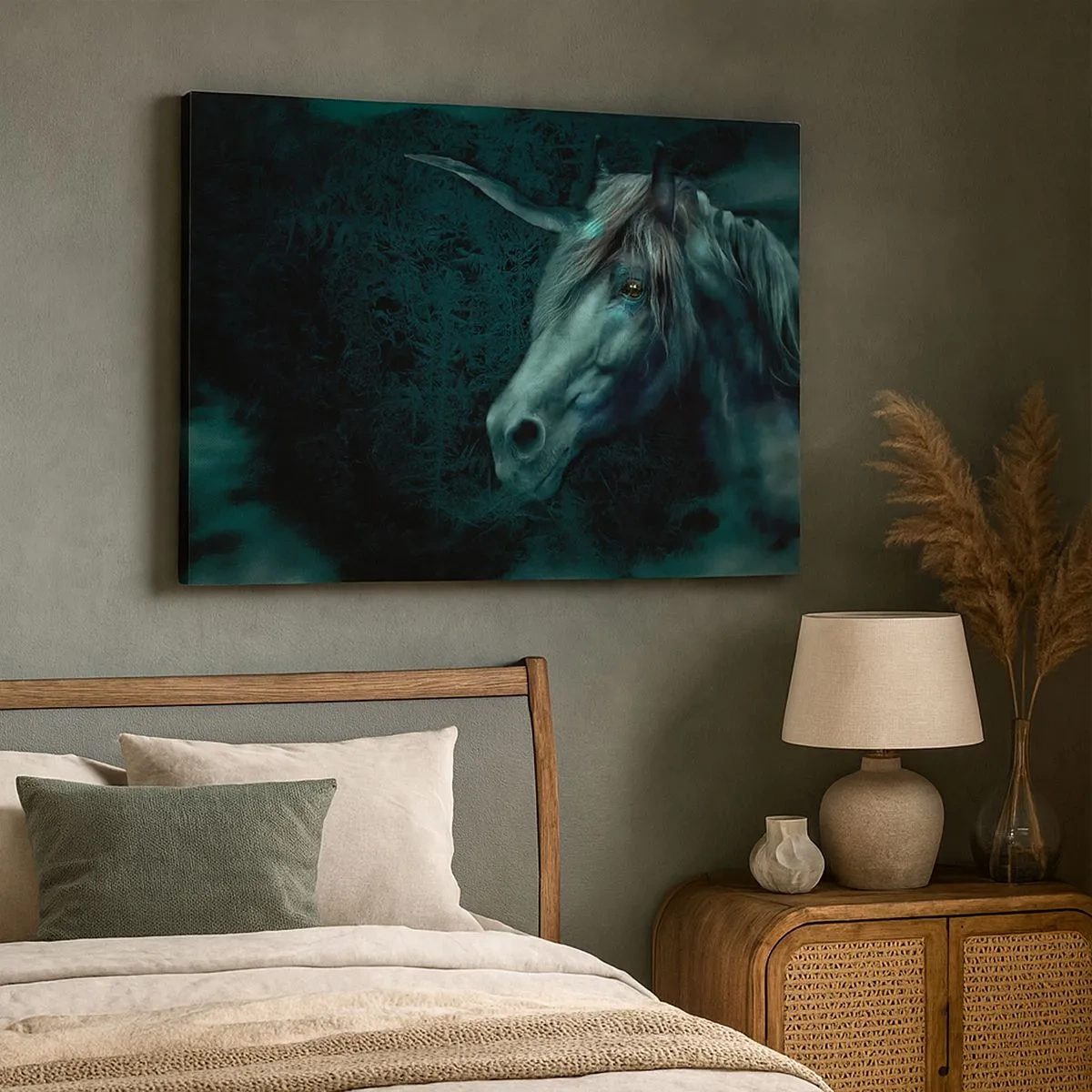 Bild auf Leinwand - Leinwandbild - Ein magisches Einhorn in einem geheimnisvollen, dunklen Wald mit Fantasiefarben. - 70x50cm - In einem Märchenwald - Moderne Wanddekoration für Wohnzimmer und Schlafzimmer ARTTOR