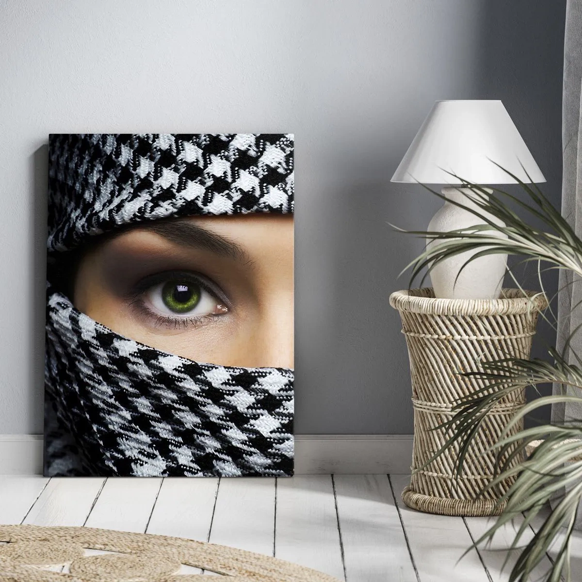 Bild auf Leinwand - Leinwandbild - Hinter einem schwarz-weiß gemusterten Stoff verbergen sich die grünen Augen einer Frau. - 50x70cm - Ein Porträt einer verschleierten grünäugigen Schönheit - Moderne Wanddekoration für Wohnzimmer und Schlafzimmer ARTTOR