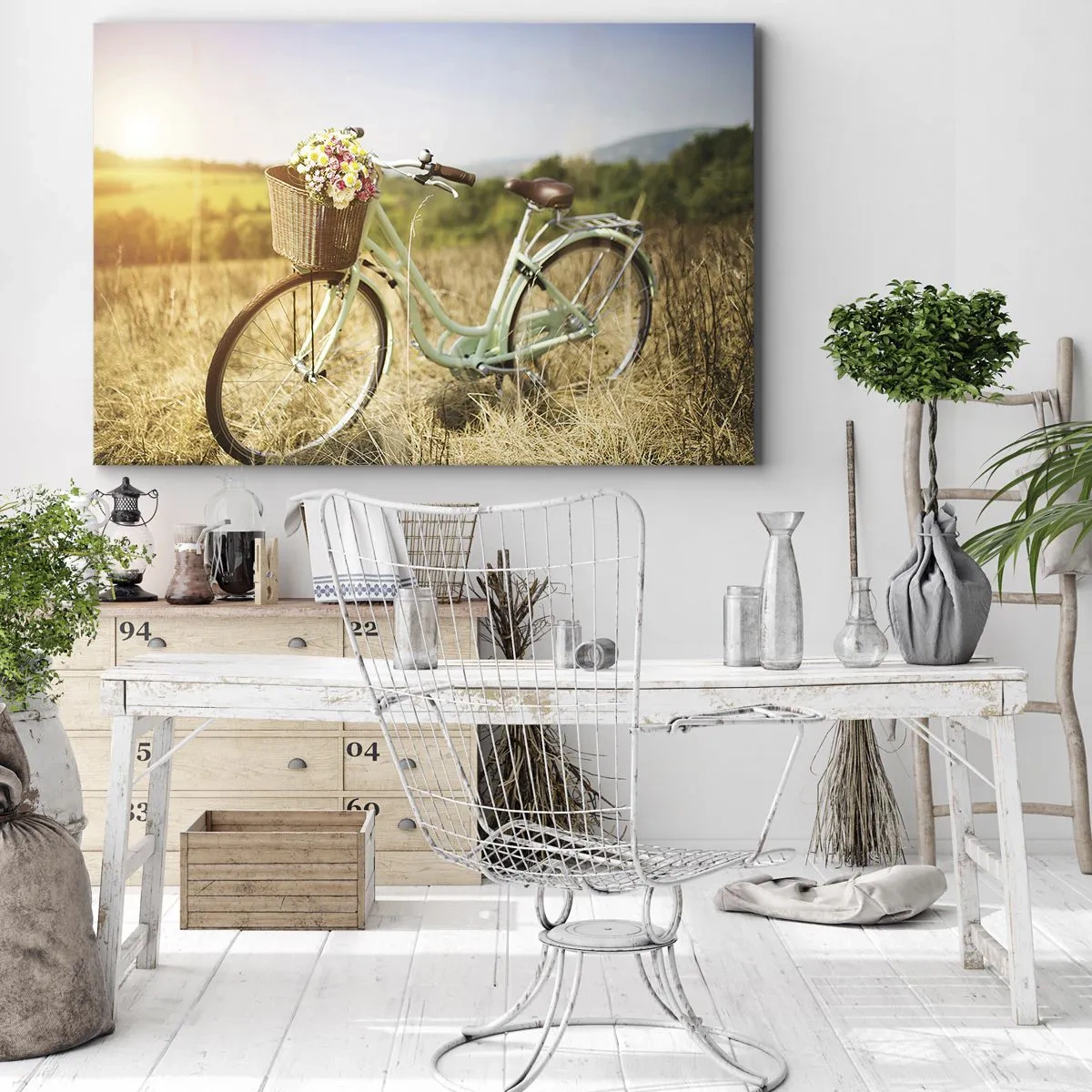 Bild auf Leinwand - Leinwandbild - Ein Retro-Fahrrad mit einem Korb voller Blumen vor einem Wiesenhintergrund. - 120x80cm - Ich bleibe eine Weile hier - Moderne Wanddekoration für Wohnzimmer und Schlafzimmer ARTTOR