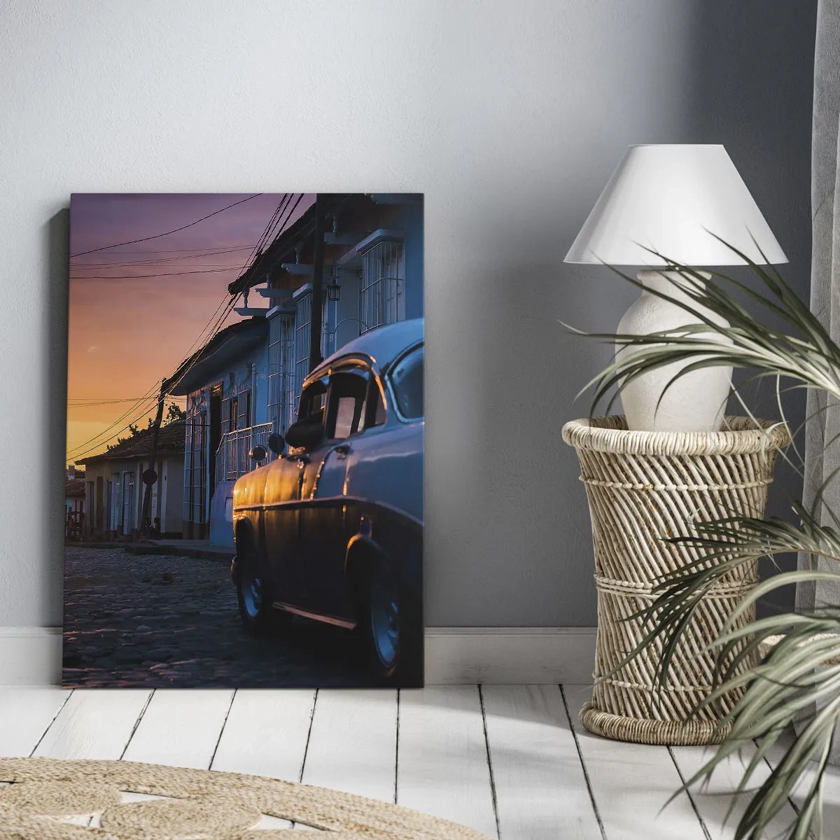 Bild auf Leinwand - Leinwandbild - Retro-Auto und Fahrrad auf der Straße im Licht der untergehenden Sonne - 80x120cm - Hier vergeht die Zeit - Moderne Wanddekoration für Wohnzimmer und Schlafzimmer ARTTOR