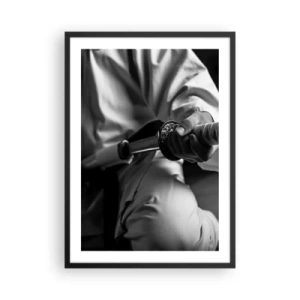 Poster in einem schwarzem Rahmen - Samurai mit einem Schwert in einem Schwarzweißfoto - 50x70cm - Kriegerseele - Moderne Wanddekoration für Wohnzimmer und Schlafzimmer ARTTOR