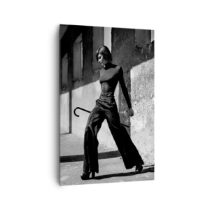 Bild auf Leinwand - Leinwandbild - Stilvolle Frau in einem industriellen Umfeld - 80x120cm - Urbane Eleganz - Moderne Wanddekoration für Wohnzimmer und Schlafzimmer ARTTOR