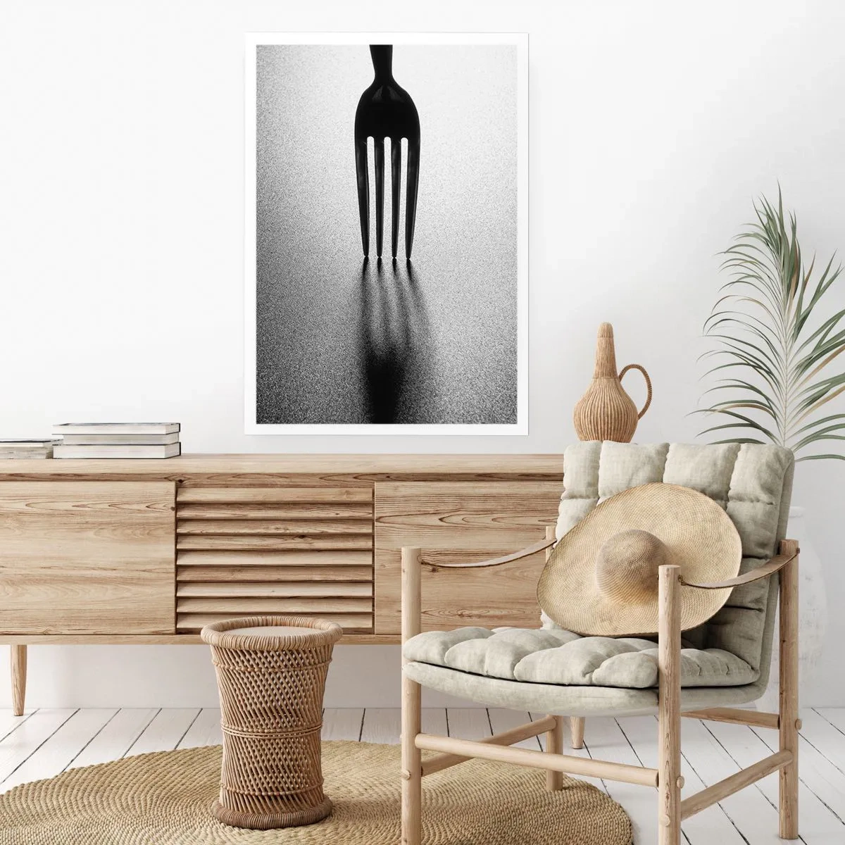 Poster - Ein minimalistisches Schwarzweißfoto einer Gabel und eines Schattens. - 50x70cm - Licht und Schatten - Moderne Wanddekoration für Wohnzimmer und Schlafzimmer ARTTOR