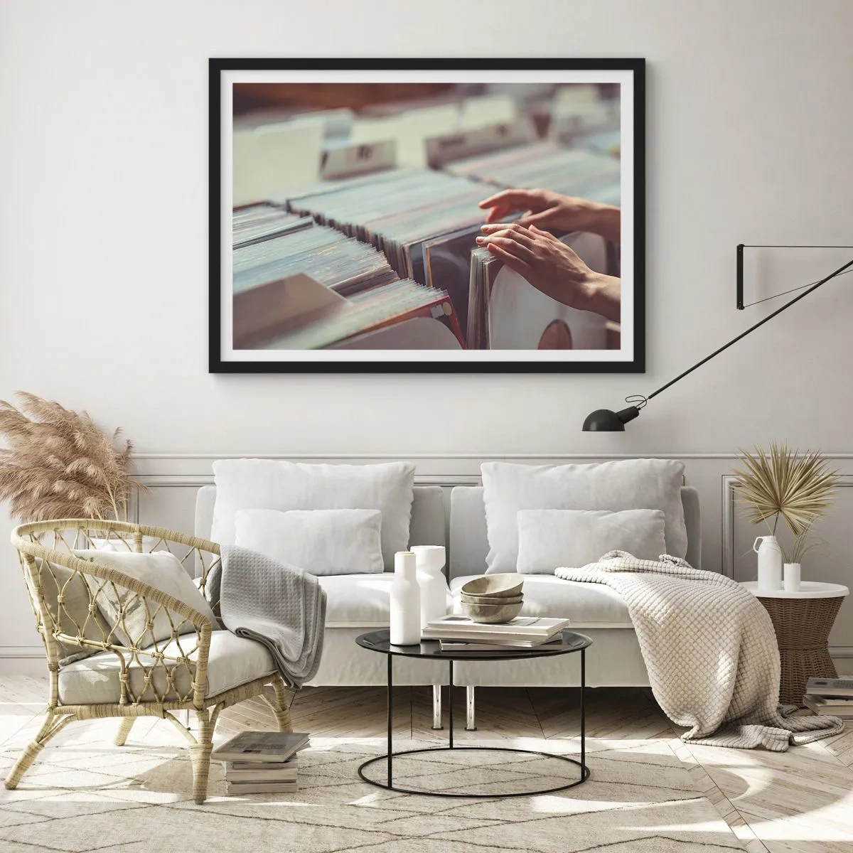 Poster in einem schwarzem Rahmen - Hände blättern durch eine Vinylsammlung - 100x70cm - Auf der Suche nach Emotionen - Moderne Wanddekoration für Wohnzimmer und Schlafzimmer ARTTOR