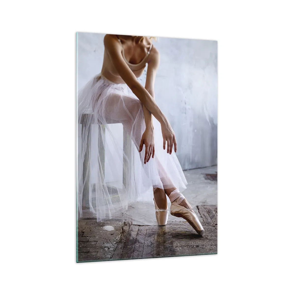 Glasbild - Bild auf glas - Eine Ballerina in zarter Pose vor industriellem Hintergrund - 70x100cm - Bevor die Rampe leuchtet - Moderne Wanddekoration für Wohnzimmer und Schlafzimmer ARTTOR