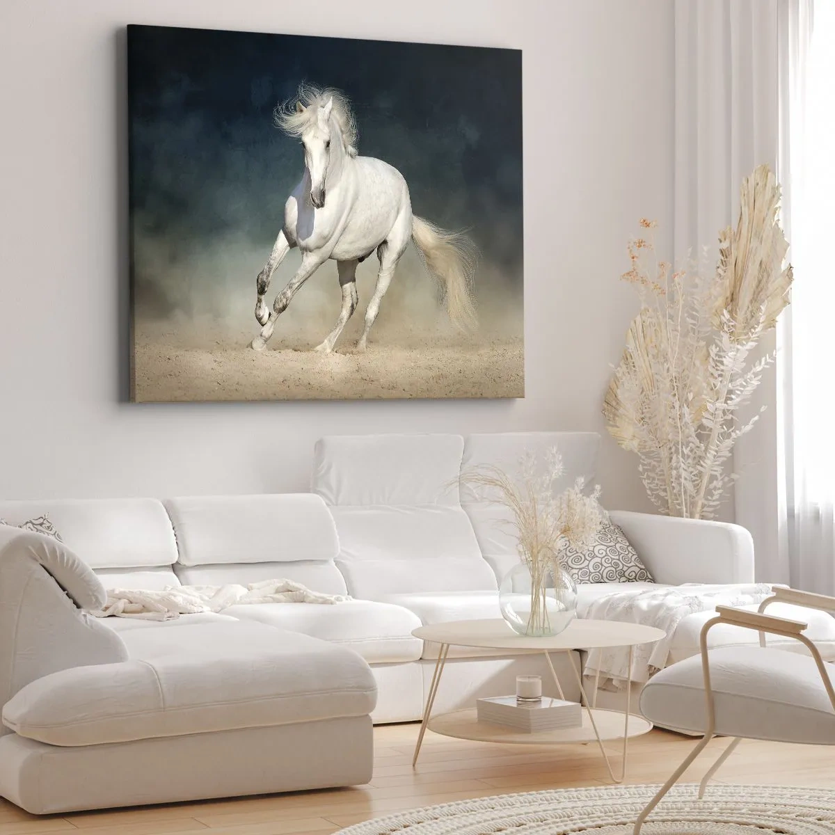 Bild auf Leinwand - Leinwandbild - Ein weißes Pferd galoppiert vor einem verschwommenen Himmel - 70x50cm - Freiheit in ihrem reinen Zustand - Moderne Wanddekoration für Wohnzimmer und Schlafzimmer ARTTOR