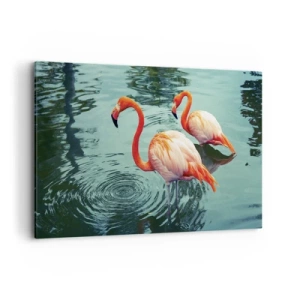Bild auf Leinwand - Leinwandbild - Zwei Flamingos im ruhigen Wasser spiegeln ihre Umgebung wider - 120x80cm - Wir sind jetzt in Mode - Moderne Wanddekoration für Wohnzimmer und Schlafzimmer ARTTOR
