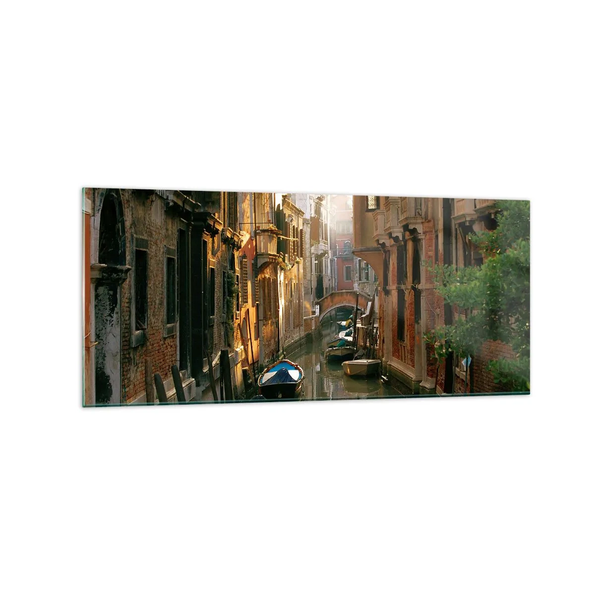 Glasbild - Bild auf glas - Ein malerischer Kanal in Venedig mit Booten und einer Brücke - 120x50cm - In einer venezianischen Gasse - Moderne Wanddekoration für Wohnzimmer und Schlafzimmer ARTTOR