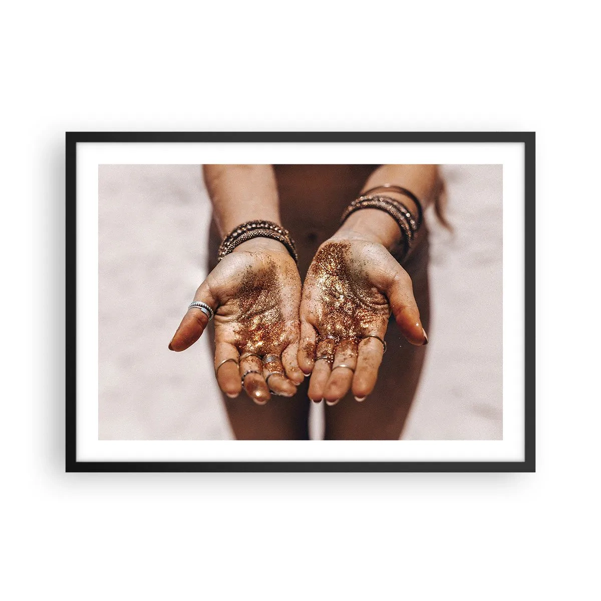 Poster in einem schwarzem Rahmen - Nahaufnahme von Händen mit Glitzer in warmen Farbtönen - 70x50cm - Ein Geschenk für dich - Moderne Wanddekoration für Wohnzimmer und Schlafzimmer ARTTOR