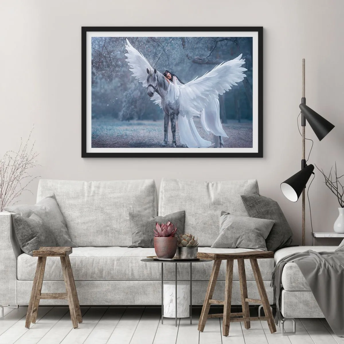 Poster in einem schwarzem Rahmen - Eine Frau auf einem weißen Pferd mit Flügeln in einem Zauberwald - 100x70cm - Ein inspirierter Moment - Moderne Wanddekoration für Wohnzimmer und Schlafzimmer ARTTOR