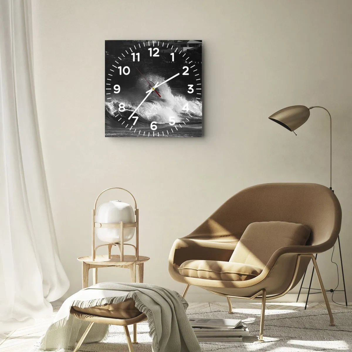 Wanduhr - Glasuhr - Ein Surfer, der eine Welle reitet, in Monochrom - 30x30cm - Herausforderung angenommen! - Moderne Wanddekoration für Wohnzimmer und Schlafzimmer ARTTOR