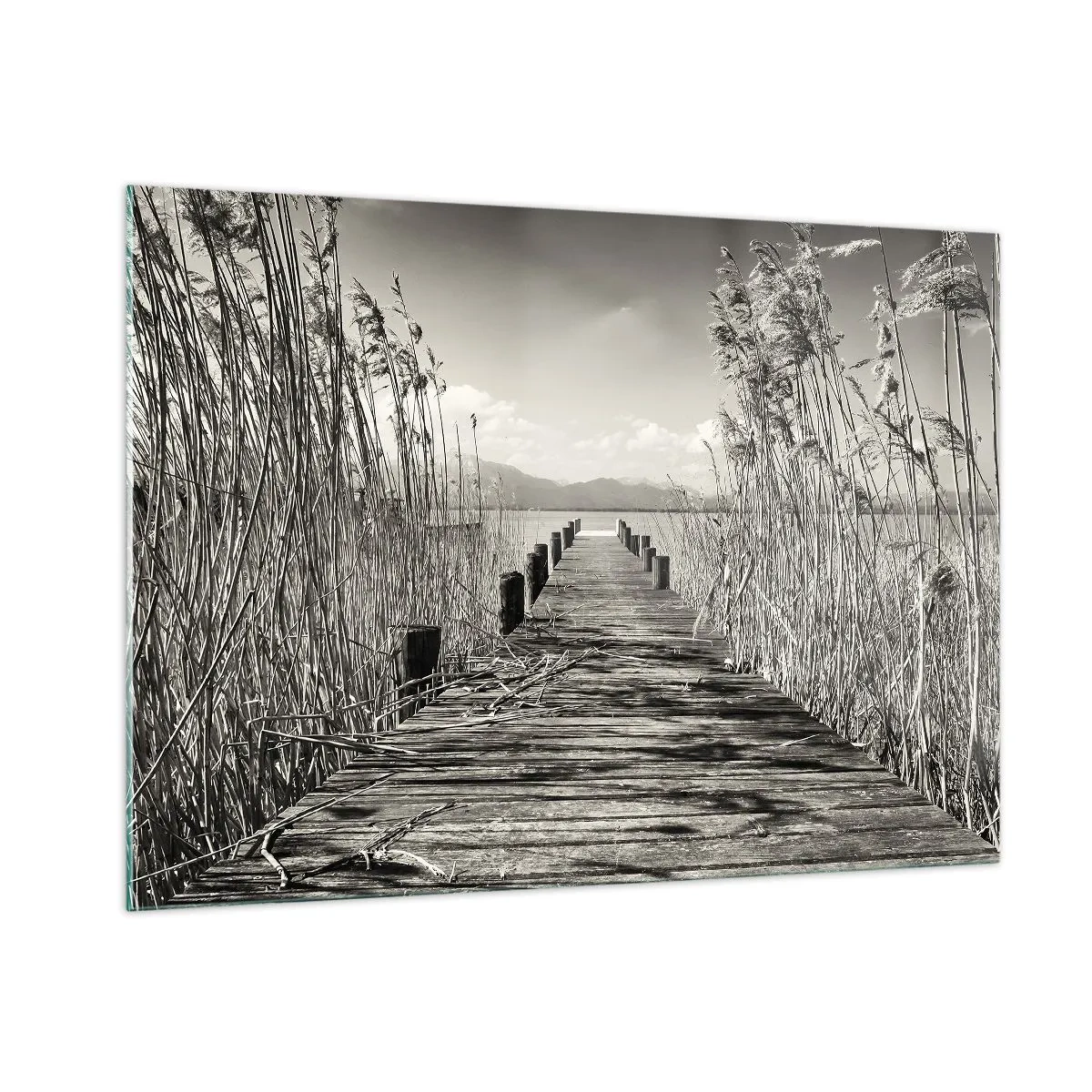 Glasbild - Bild auf glas - Eine Holzbrücke führt durch das Gras über einen ruhigen See. - 100x70cm - In der Stille des Grases - Moderne Wanddekoration für Wohnzimmer und Schlafzimmer ARTTOR
