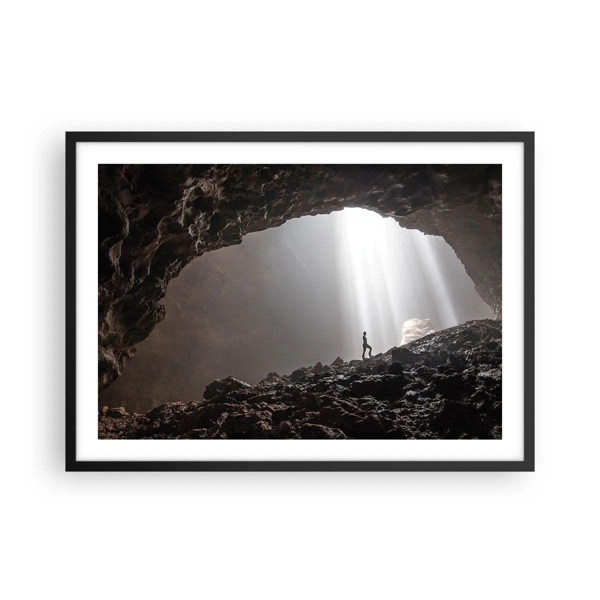 Poster in einem schwarzem Rahmen - Eine Figur in einer Höhle, beleuchtet von Lichtstrahlen - 70x50cm - Die leuchtende Grotte - Moderne Wanddekoration für Wohnzimmer und Schlafzimmer ARTTOR