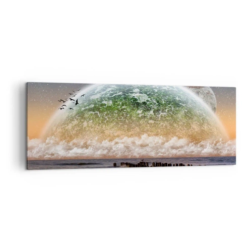 Bild auf Leinwand - Leinwandbild - Eine fantastische Landschaft mit einem großen Planeten über dem Meer und einem Holzsteg. - 140x50cm - Und die Welt tauchte aus dem Wasser auf - Moderne Wanddekoration für Wohnzimmer und Schlafzimmer ARTTOR