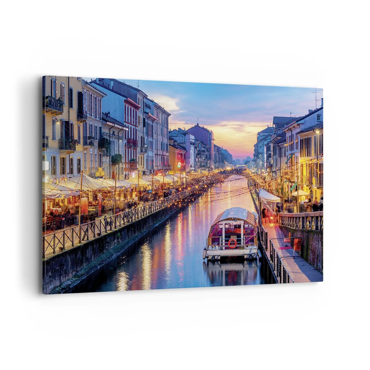 Bild auf Leinwand - Leinwandbild - Ein Kanal mit Beleuchtung, umgeben von farbenfrohen Gebäuden - 120x80cm - Ein Abend voller Licht und Spaß - Moderne Wanddekoration für Wohnzimmer und Schlafzimmer ARTTOR