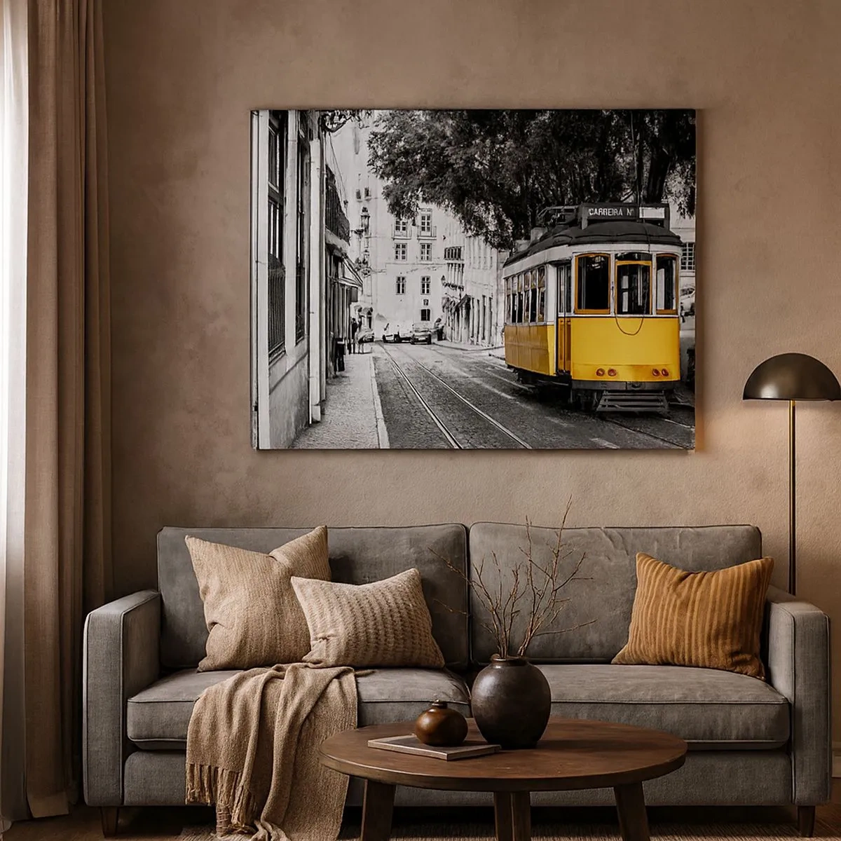 Bild auf Leinwand - Leinwandbild - Eine gelbe Straßenbahn vor dem Hintergrund einer schwarz-weißen Straße - 70x50cm - Und Fado im Hintergrund - Moderne Wanddekoration für Wohnzimmer und Schlafzimmer ARTTOR