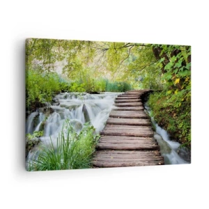 Bild auf Leinwand - Leinwandbild - Eine Holzbrücke über einen Wasserfall, umgeben von üppigem grünen Wald. - 70x50cm - Das Wasser ist überhaupt nicht ruhig - Moderne Wanddekoration für Wohnzimmer und Schlafzimmer ARTTOR