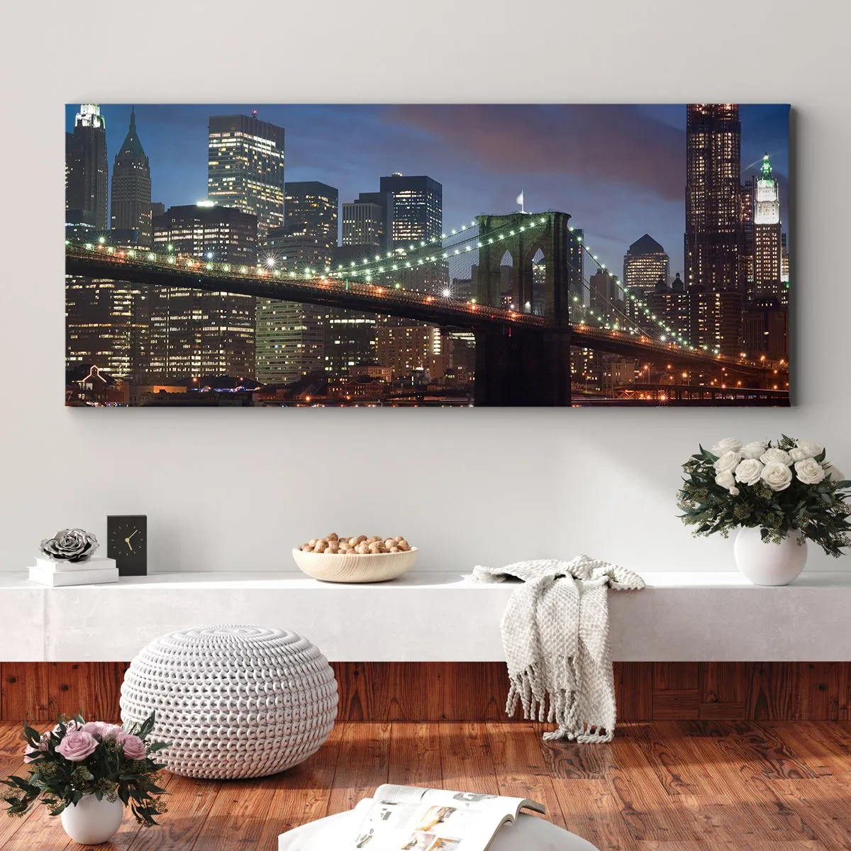 Bild auf Leinwand - Leinwandbild - New York City Bridge bei Nacht mit beleuchteten Gebäuden - 160x50cm - Leuchtende Nacht - Moderne Wanddekoration für Wohnzimmer und Schlafzimmer ARTTOR