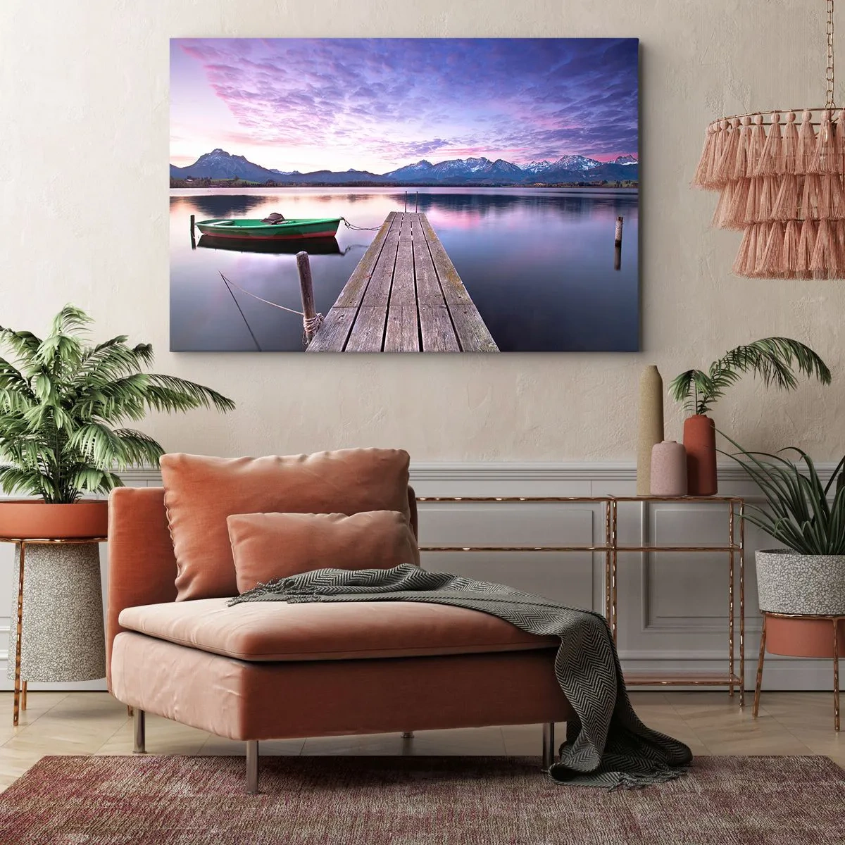 Bild auf Leinwand - Leinwandbild - Ein Holzsteg mit einem Boot auf einem von Bergen umgebenen See bei Sonnenuntergang - 70x50cm - Freundliche Stille - Moderne Wanddekoration für Wohnzimmer und Schlafzimmer ARTTOR