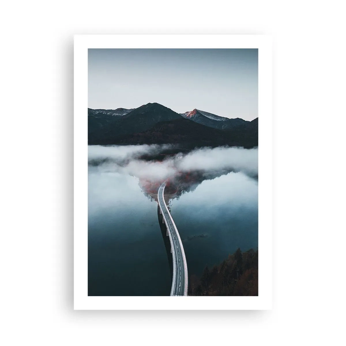 Poster - Eine Brücke über einen ruhigen See, im Hintergrund spiegeln sich die Berge. - 50x70cm - Über Wasser so glatt wie ein Spiegel - Moderne Wanddekoration für Wohnzimmer und Schlafzimmer ARTTOR