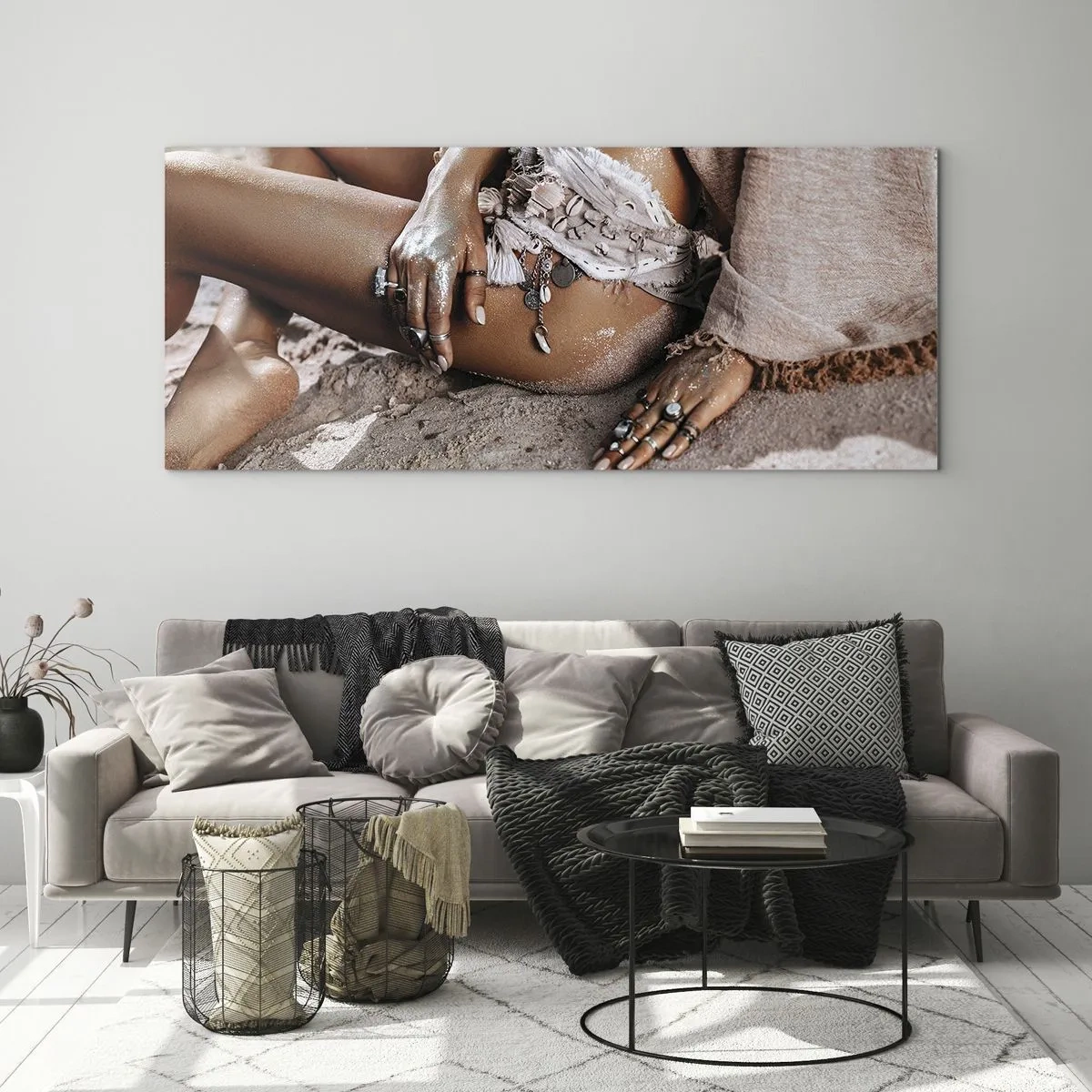 Glasbild - Bild auf glas - Boho-Frau am Strand mit Schmuck - 120x50cm - Von den Wellen geworfen? - Moderne Wanddekoration für Wohnzimmer und Schlafzimmer ARTTOR