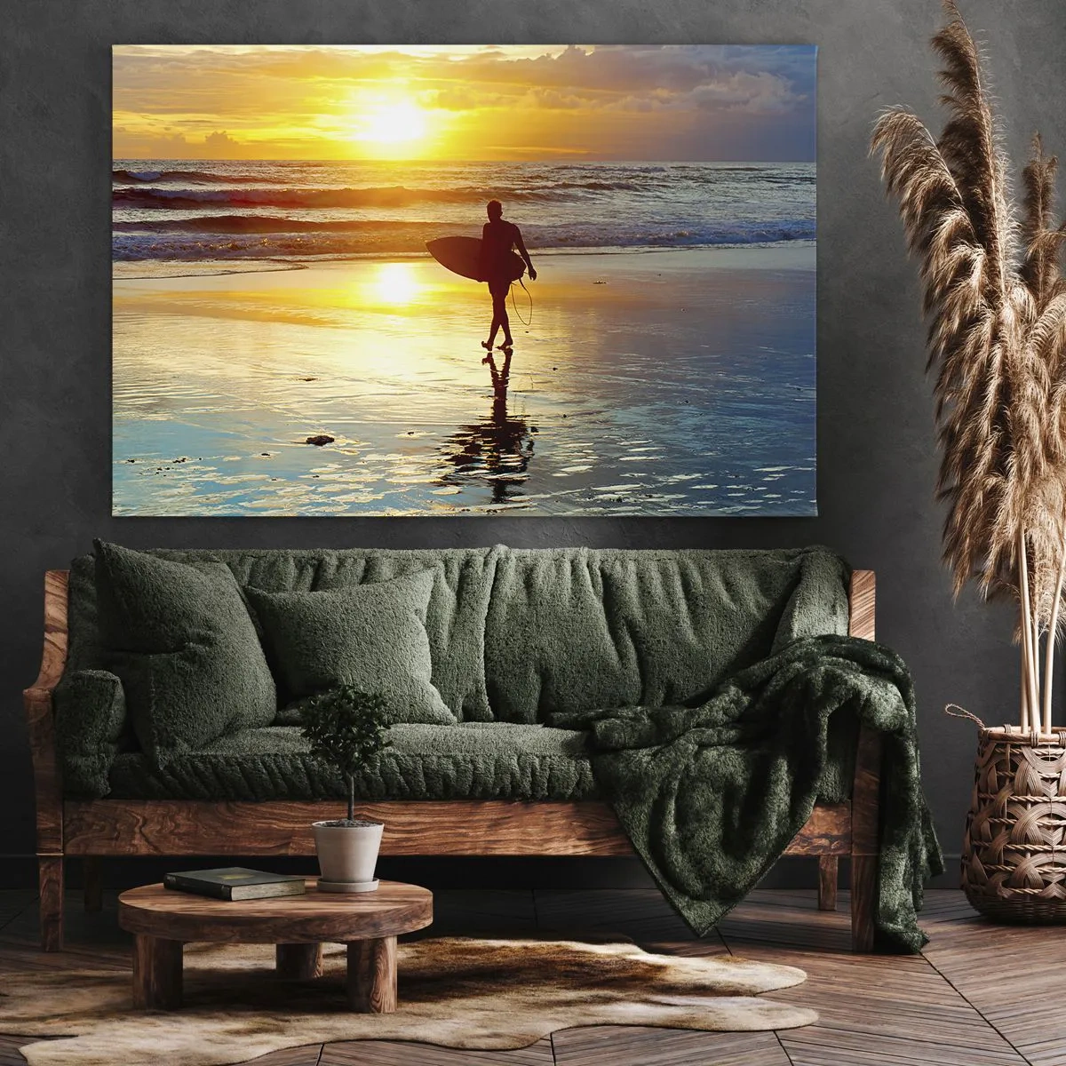 Bild auf Leinwand - Leinwandbild - Ein Surfer geht bei Sonnenuntergang mit einem Brett in der Hand am Strand spazieren. - 120x80cm - Die Rückkehr des Kriegers - Moderne Wanddekoration für Wohnzimmer und Schlafzimmer ARTTOR