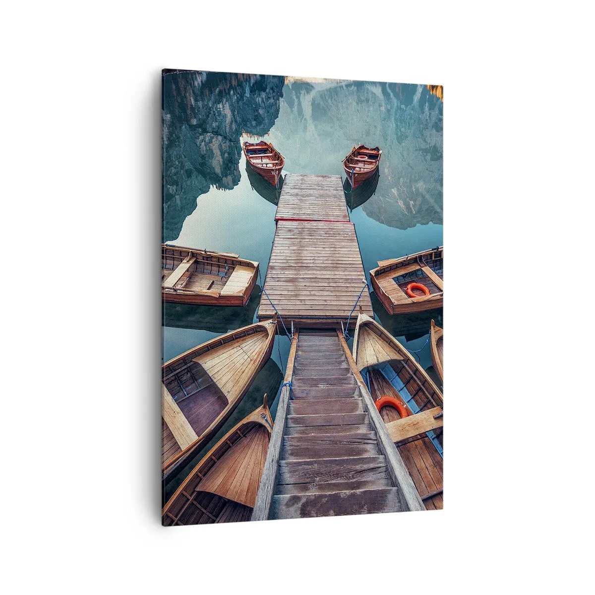 Bild auf Leinwand - Leinwandbild - Holzboote an einem Pier an einem Bergsee - 70x100cm - Ich warte am Yachthafen - Moderne Wanddekoration für Wohnzimmer und Schlafzimmer ARTTOR