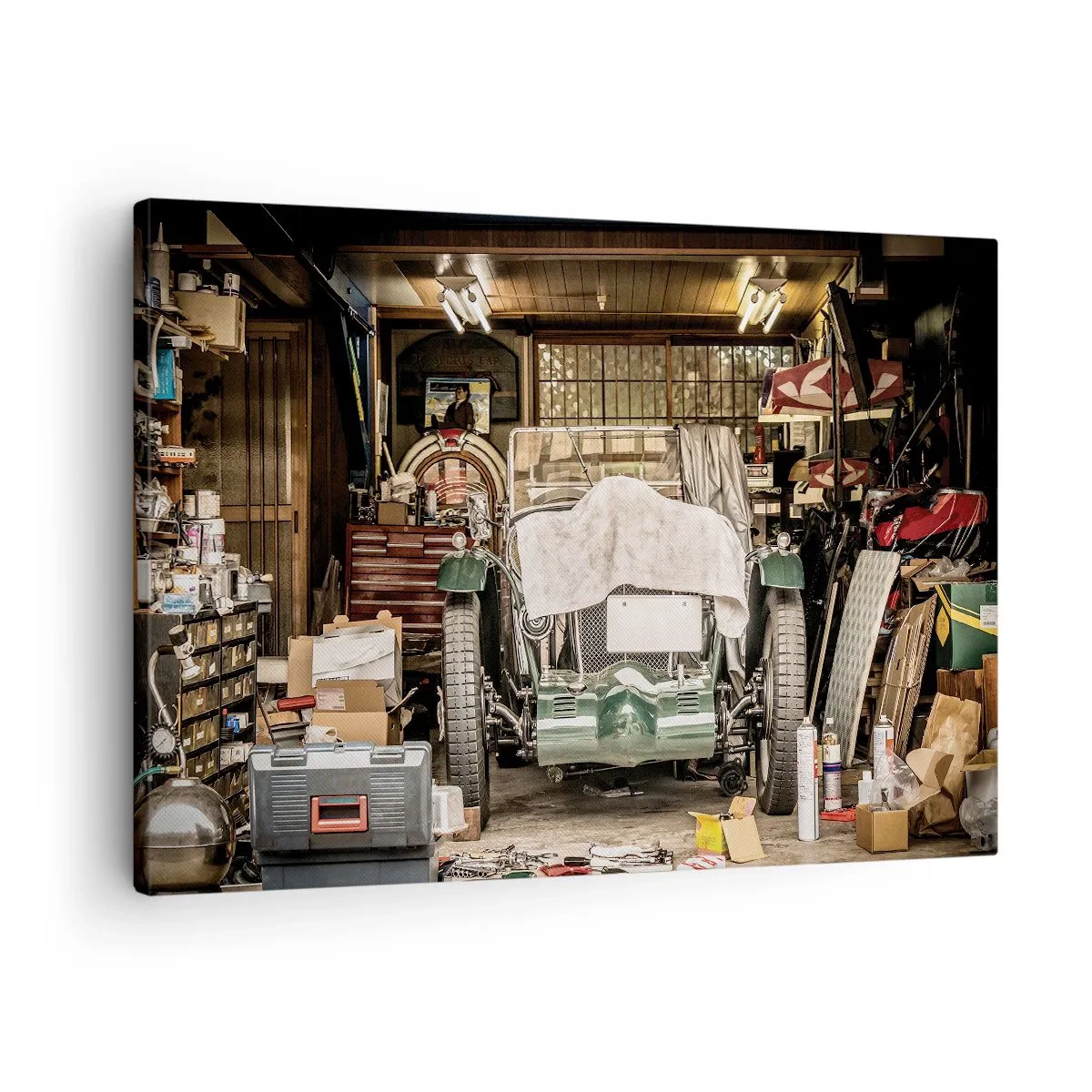Bild auf Leinwand - Leinwandbild - Ein altes Auto in einer Garage, umgeben von Werkzeugen und Geräten - 70x50cm - Zurück in die Vergangenheit - Moderne Wanddekoration für Wohnzimmer und Schlafzimmer ARTTOR