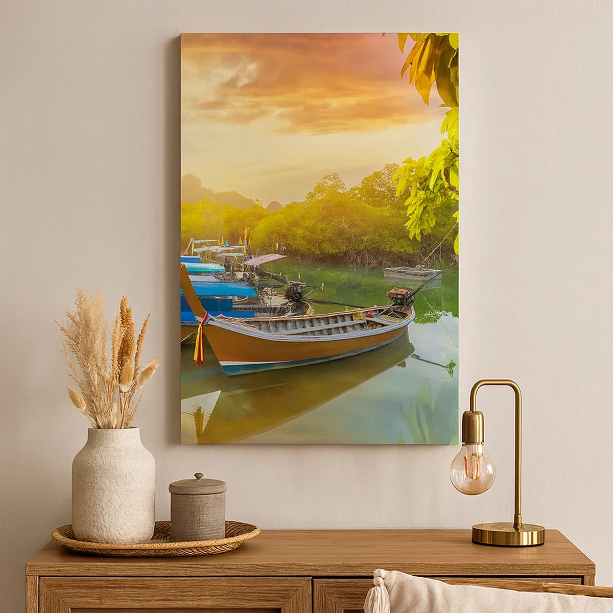Bild auf Leinwand - Leinwandbild - Traditionelle Boote auf ruhigem Wasser bei Sonnenuntergang - 50x70cm - Vor einem anstrengenden Tag - Moderne Wanddekoration für Wohnzimmer und Schlafzimmer ARTTOR