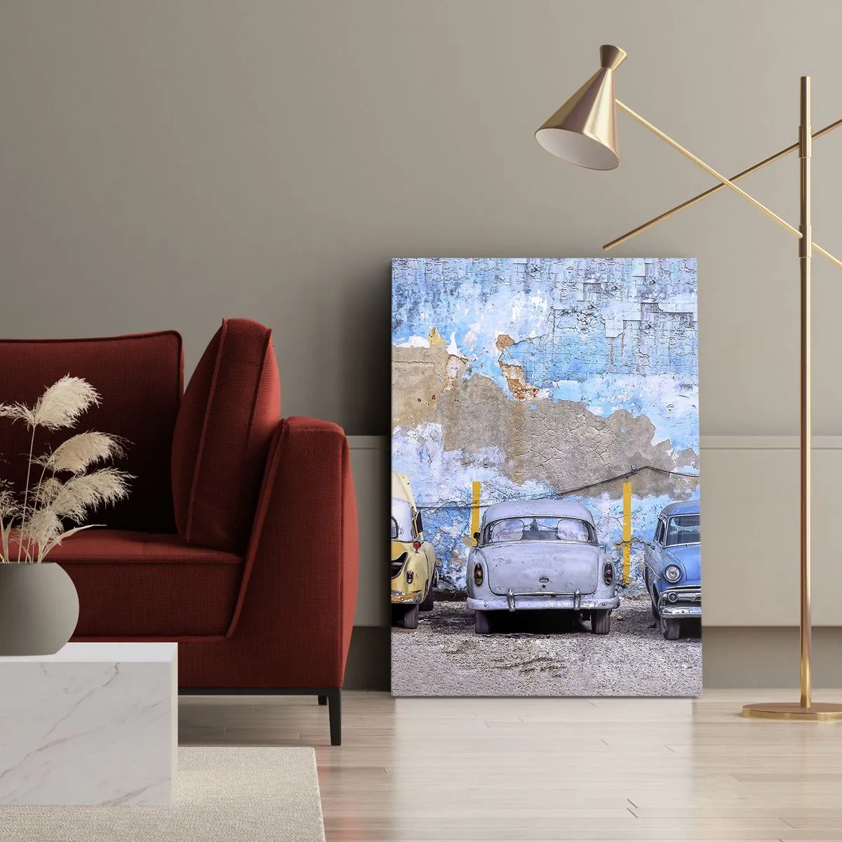 Bild auf Leinwand - Leinwandbild - Alte Autos vor dem Hintergrund einer zerstörten Mauer - 70x100cm - Treffen der Veteranen - Moderne Wanddekoration für Wohnzimmer und Schlafzimmer ARTTOR