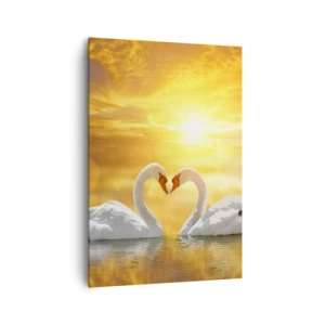 Bild auf Leinwand - Leinwandbild - Eine romantische Szene mit zwei Schwänen, die vor dem Hintergrund eines goldenen Sonnenuntergangs ein Herz bilden. - 70x100cm - Das Herz ist das schönste Wort der Welt... - Moderne Wanddekoration für Wohnzimmer und Schla