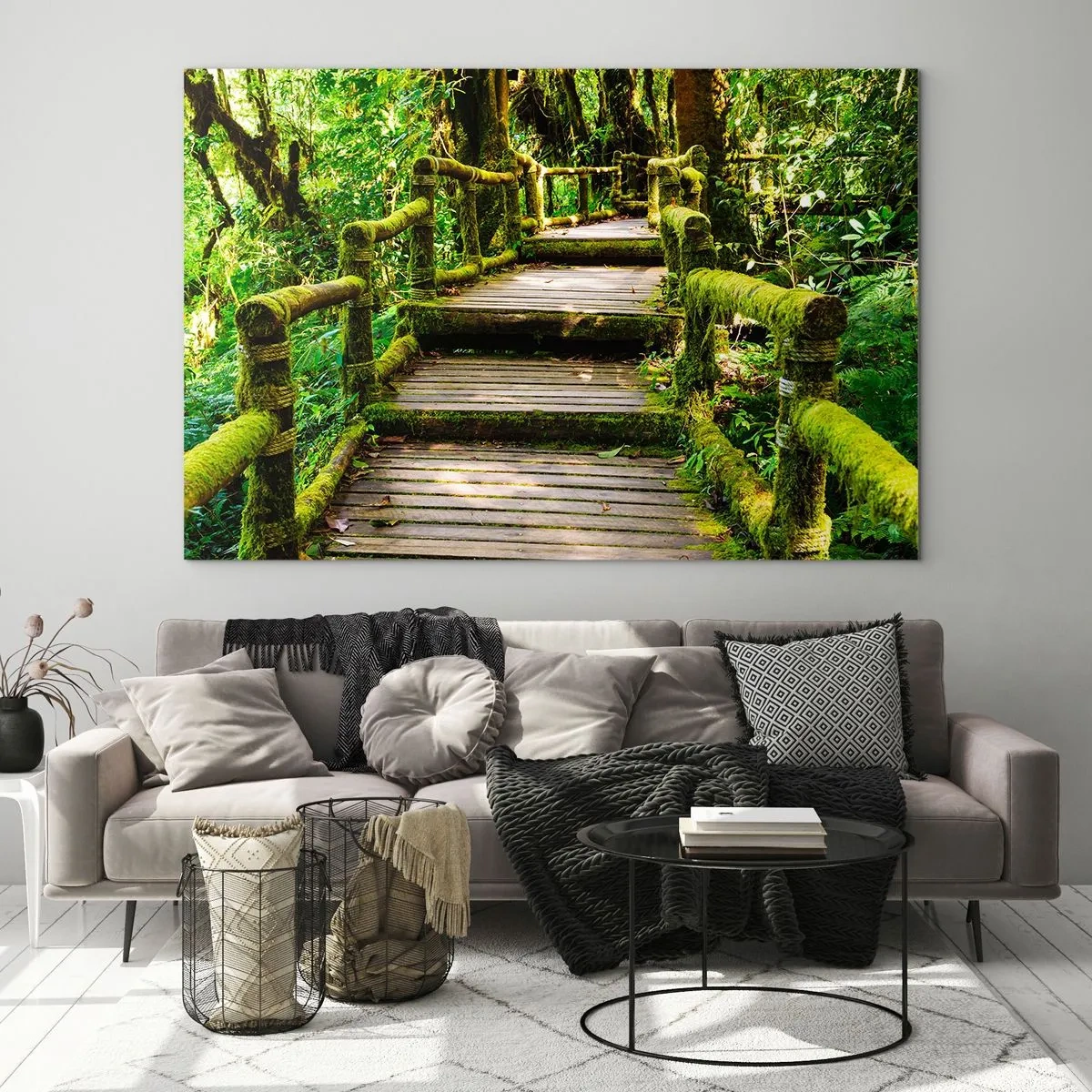 Glasbild - Bild auf glas - Ein Holzweg in einem grünen, mit Moos bedeckten Wald - 70x50cm - Ein Korridor voller Grün - Moderne Wanddekoration für Wohnzimmer und Schlafzimmer ARTTOR