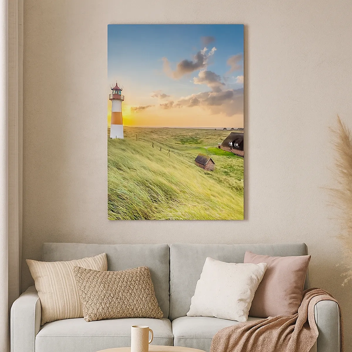 Bild auf Leinwand - Leinwandbild - Ein Leuchtturm mit Wiesen und Häusern in der Sonne im Hintergrund - 50x70cm - Zwischen den Wellen - Moderne Wanddekoration für Wohnzimmer und Schlafzimmer ARTTOR