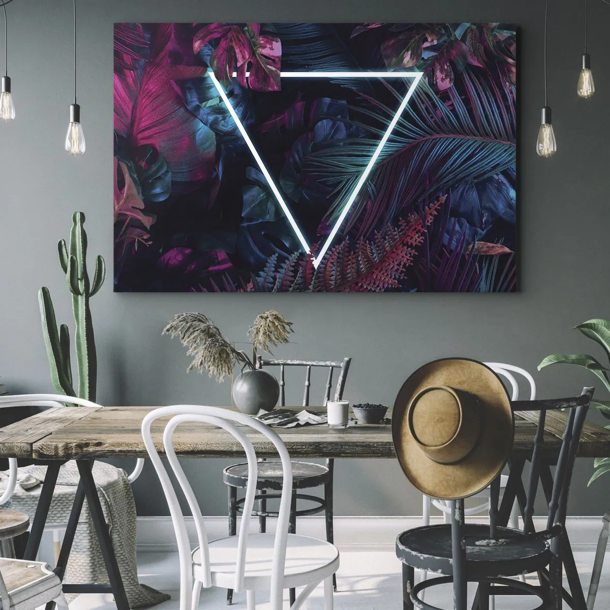 Bild auf Leinwand - Leinwandbild - Ein Neondreieck, umgeben von tropischen Blättern in dunklen Farben. - 70x50cm - Garten im Disco-Stil - Moderne Wanddekoration für Wohnzimmer und Schlafzimmer ARTTOR