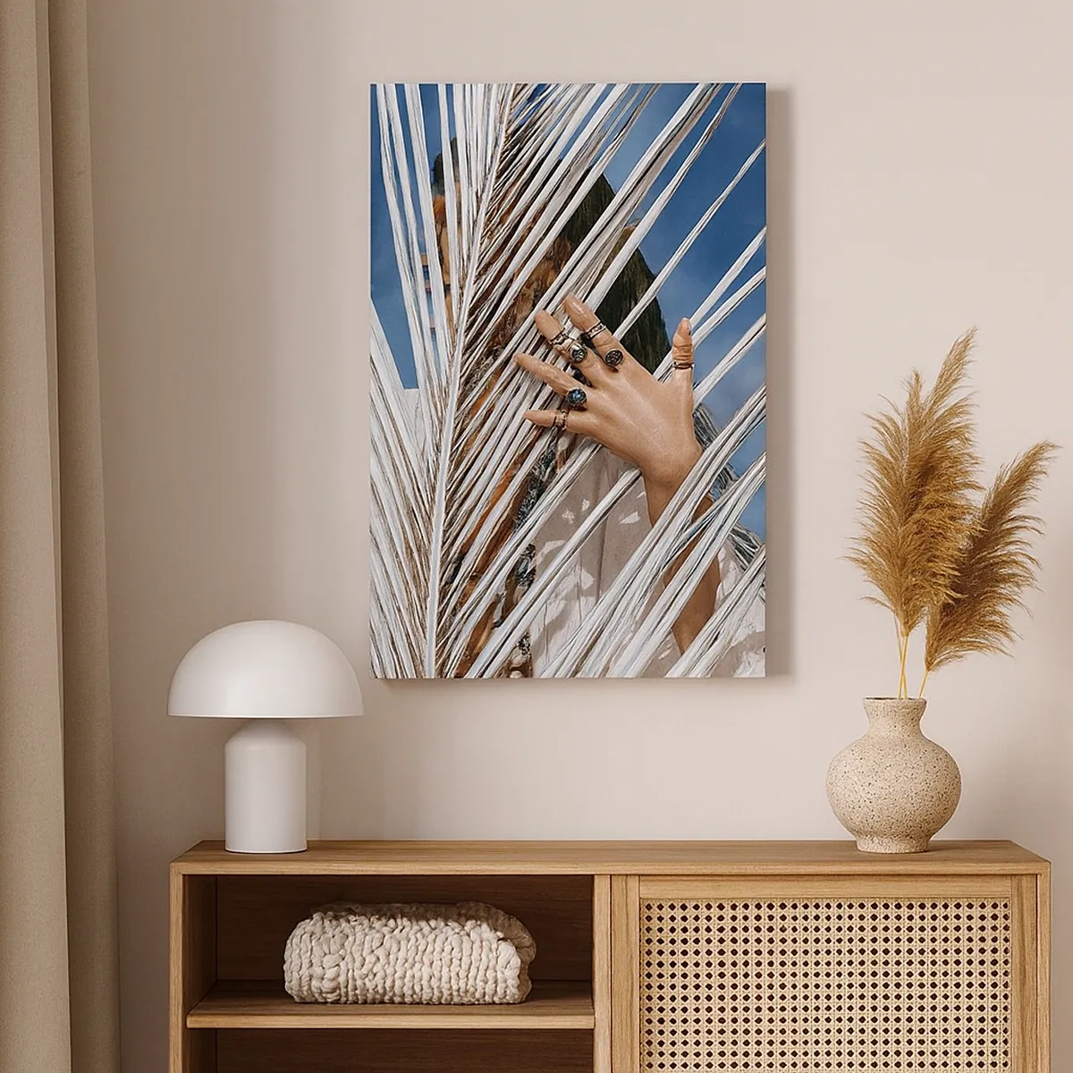 Bild auf Leinwand - Leinwandbild - Eine Frau, versteckt hinter Palmblättern, mit Ringen an den Händen. - 50x70cm - Das Mädchen des Schamanen? - Moderne Wanddekoration für Wohnzimmer und Schlafzimmer ARTTOR