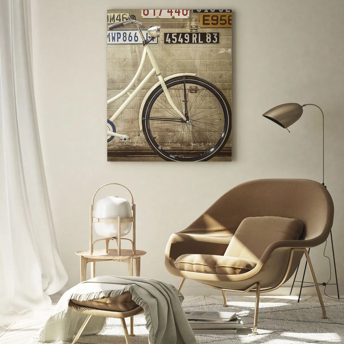Glasbild - Bild auf glas - Ein Retro-Fahrrad vor einer mit Nummernschildern dekorierten Wand - 80x120cm - Keine Komplexe - Moderne Wanddekoration für Wohnzimmer und Schlafzimmer ARTTOR