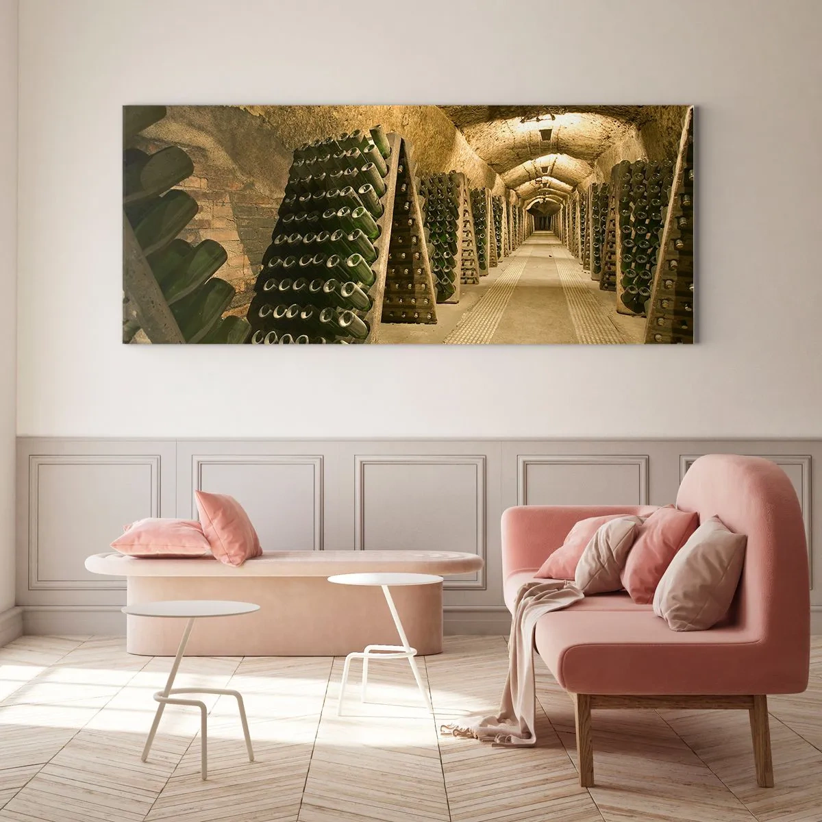 Glasbild - Bild auf glas - Ein Weinberg mit einem Keller voller Weinflaschen, die auf Holzregalen ausgestellt sind. - 120x50cm - Die Geburt des Geschmacks - Moderne Wanddekoration für Wohnzimmer und Schlafzimmer ARTTOR