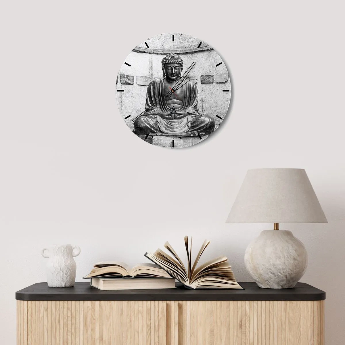 Wanduhr - Glasuhr - Eine Buddha-Statue im monochromen Stil vor einem Wandhintergrund - 30x30cm - An der Quelle des Friedens - Moderne Wanddekoration für Wohnzimmer, Küche und Schlafzimmer ARTTOR