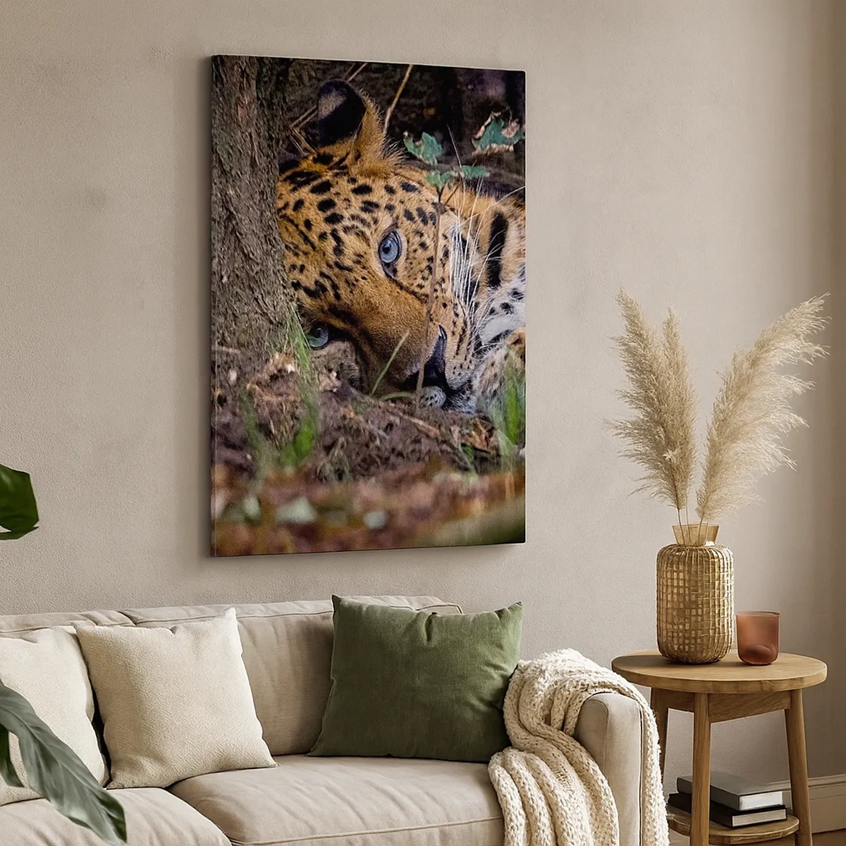 Bild auf Leinwand - Leinwandbild - Ein Leopard, der im Schatten der Bäume liegt - 50x70cm - Vertrau mir - Moderne Wanddekoration für Wohnzimmer und Schlafzimmer ARTTOR