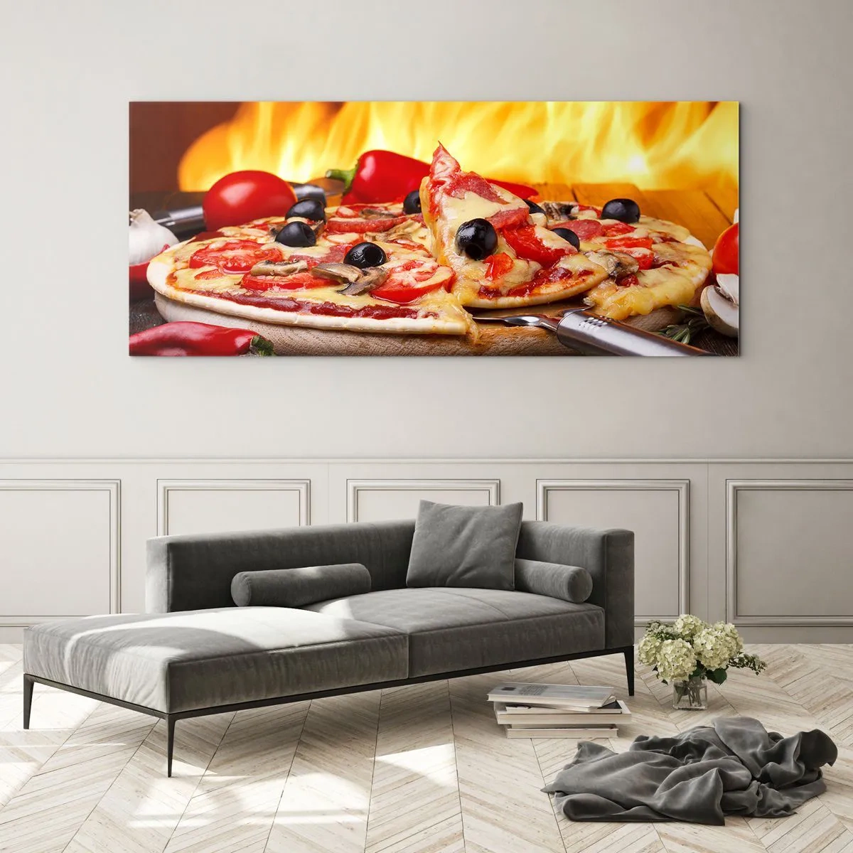 Glasbild - Bild auf glas - Pizza mit Oliven, Tomaten und Paprika vor Flammenhintergrund - 120x50cm - Aus Italien mit Liebe - Moderne Wanddekoration für Wohnzimmer und Schlafzimmer ARTTOR