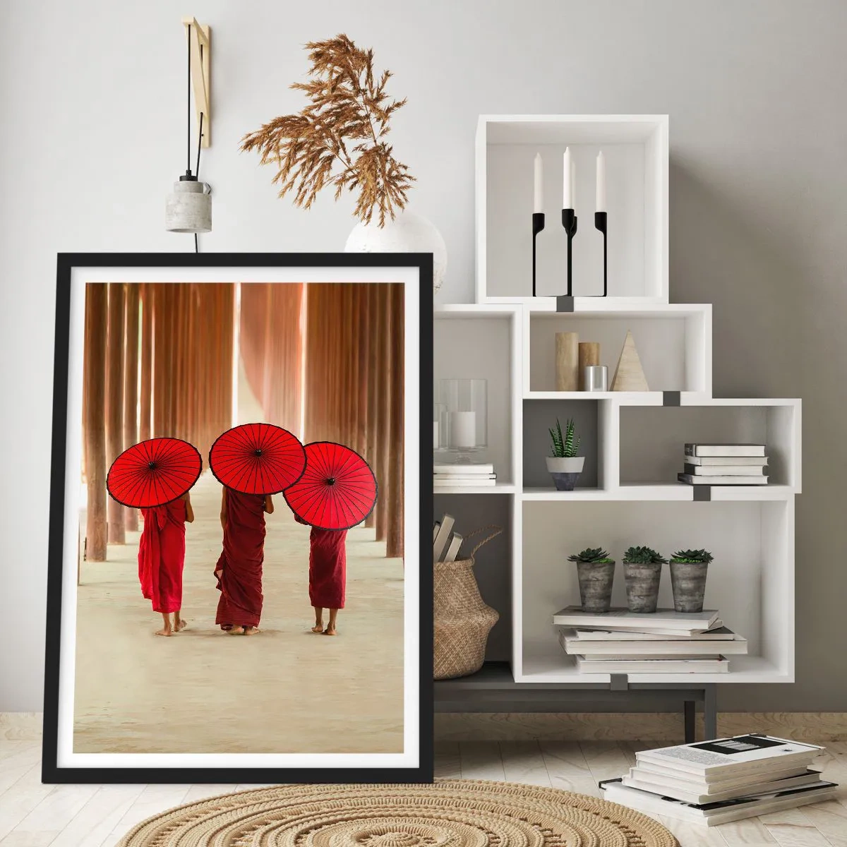 Poster in einem schwarzem Rahmen - Mönche mit roten Regenschirmen in den Tempelkorridoren - 50x70cm - Auf dem Weg ins Reine Land - Moderne Wanddekoration für Wohnzimmer und Schlafzimmer ARTTOR