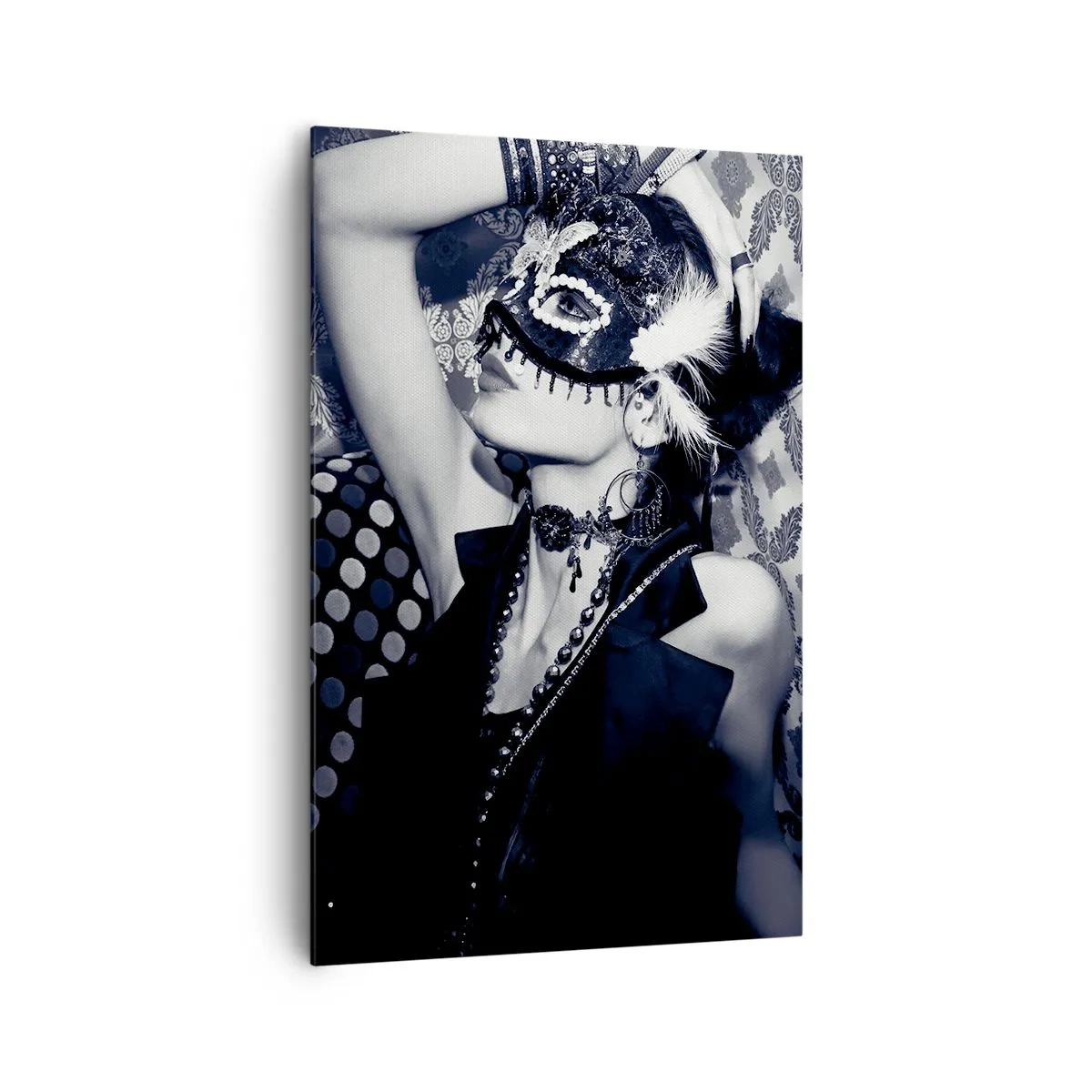 Bild auf Leinwand - Leinwandbild - Eine Frau mit einer venezianischen Maske vor einem Hintergrund aus kunstvollen Mustern. - 80x120cm - Dekorationen, Ornamente, Muster ... - Moderne Wanddekoration für Wohnzimmer und Schlafzimmer ARTTOR