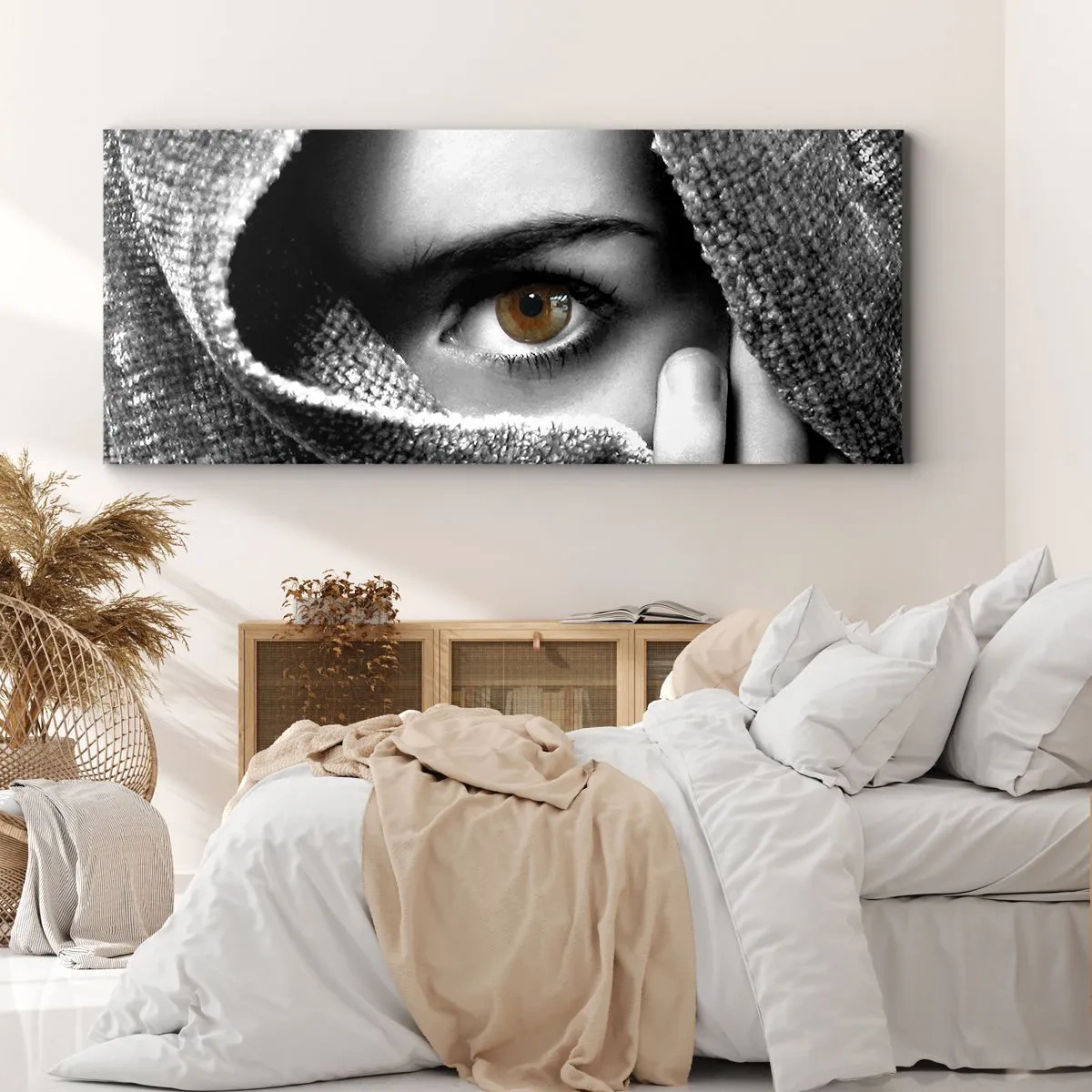 Bild auf Leinwand - Leinwandbild - Porträt einer Frau mit bernsteinfarbenen Augen, bedeckt mit einem Stoff in Grautönen. - 160x50cm - Erfahre das Geheimnis - Moderne Wanddekoration für Wohnzimmer und Schlafzimmer ARTTOR