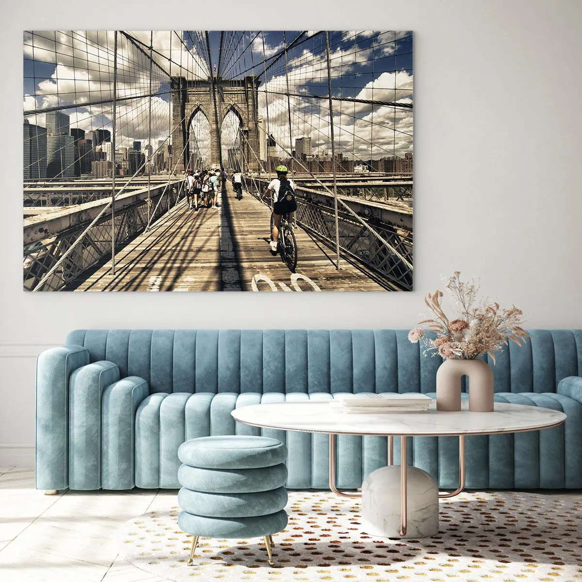 Glasbild - Bild auf glas - Die Brooklyn Bridge an einem sonnigen Tag mit Fußgängern und Radfahrern - 70x50cm - Direkt ins Herz der Stadt - Moderne Wanddekoration für Wohnzimmer und Schlafzimmer ARTTOR