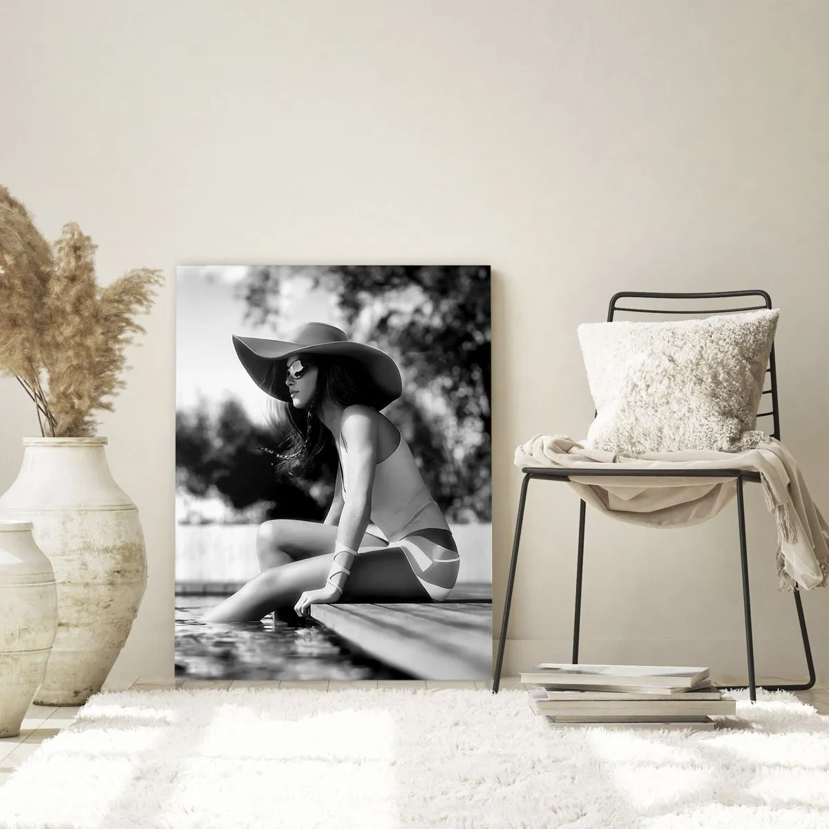 Glasbild - Bild auf glas - Frau mit Hut sitzt am Pool in Schwarz und Weiß - 50x70cm - Sommertraum - Moderne Wanddekoration für Wohnzimmer und Schlafzimmer ARTTOR