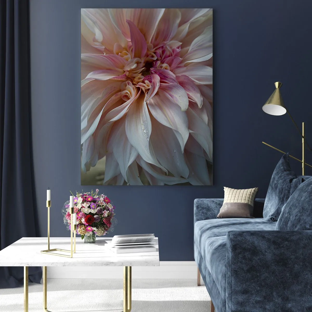 Glasbild - Bild auf glas - Nahaufnahme einer rosa und cremefarbenen Blume mit Wassertropfen - 50x70cm - Blühende Frische - Moderne Wanddekoration für Wohnzimmer und Schlafzimmer ARTTOR