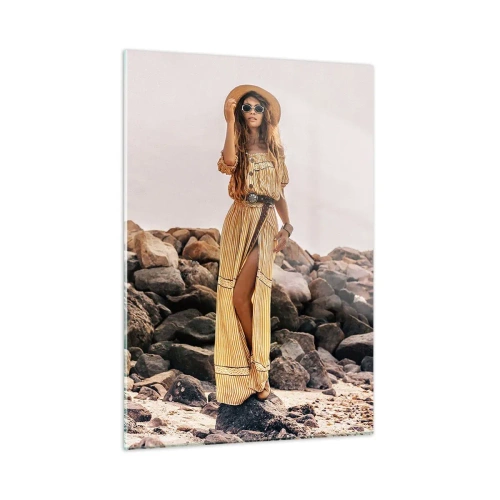 Glasbild - Bild auf glas - Eine Frau in einem Kleid im Boho-Stil vor einer felsigen Küste - 50x70cm - Die Magie der Steine - Moderne Wanddekoration für Wohnzimmer und Schlafzimmer ARTTOR