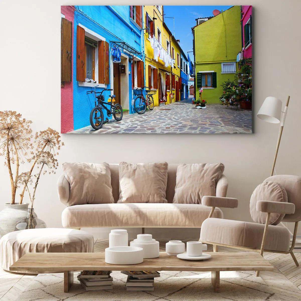 Bild auf Leinwand - Leinwandbild - Eine farbenfrohe Straße mit Fahrrädern zwischen pastellfarbenen Gebäuden - 70x50cm - Pastell, süße Gasse - Moderne Wanddekoration für Wohnzimmer und Schlafzimmer ARTTOR